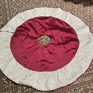 Gorgeous reversible burgundy and gold Christmas tree skirt 54” diameter